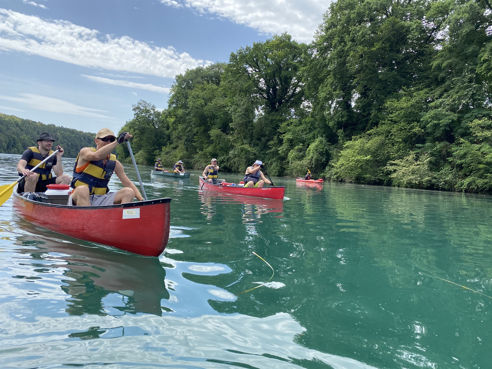 Männer auf, im und am Wasser